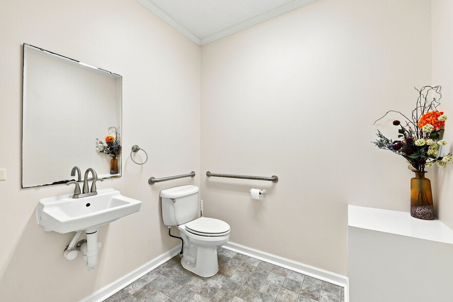 More Photos Of 1708 S Mebane St, Burlington Office For Sale