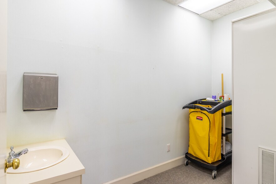 More Photos Of 1421 Ross Dr, Dalton Office For Sale
