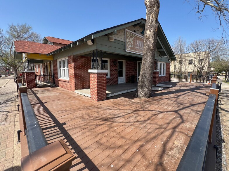 More Photos Of 304 W Cannon St, Fort Worth Restaurant For Sale