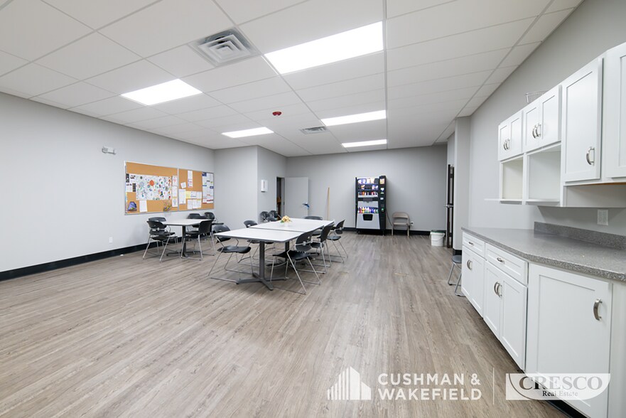 More Photos Of 947 W Waterloo Rd, Akron Warehouse For Sale