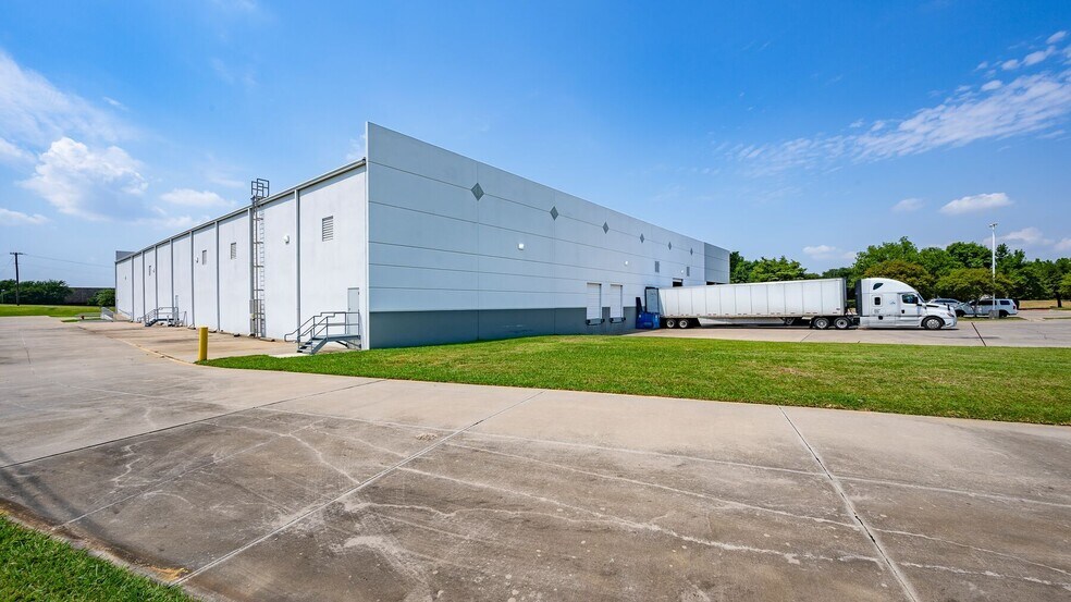 More Photos Of 2168 W Diplomat Dr, Dallas Manufacturing For Lease