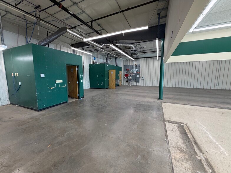 More Photos Of 2020 E Locust St, Davenport Freestanding For Sale