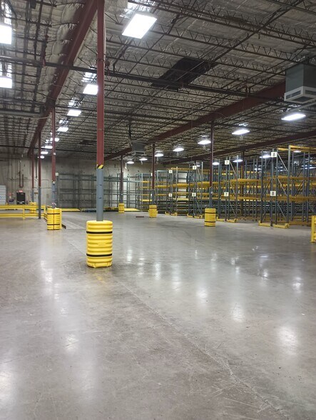 More Photos Of 7702 Parnell St, Houston Distribution For Lease