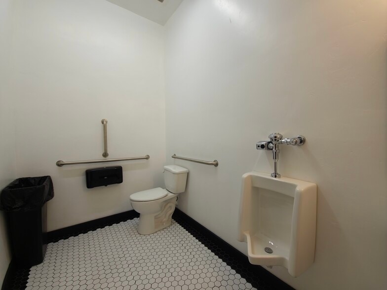 More Photos Of 1011 Front St, Evanston Restaurant For Lease