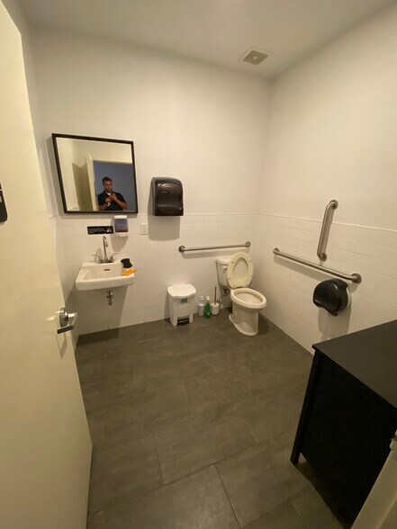 More Photos Of 206-04-206-24 Hillside Ave, Queens Village Storefront For Lease