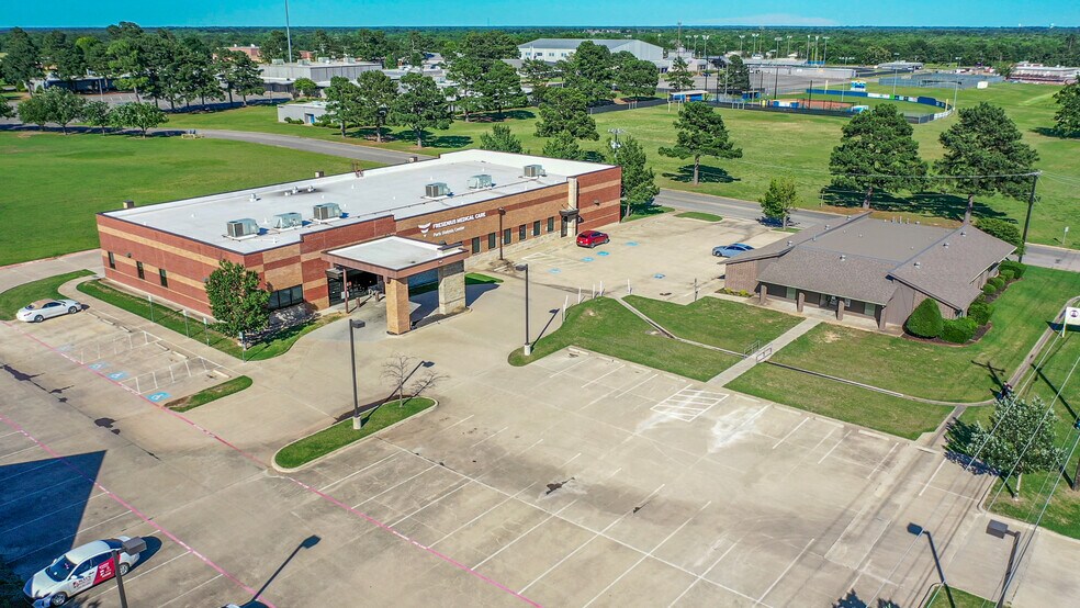 More Photos Of 635 Stone Ave, Paris Medical For Sale