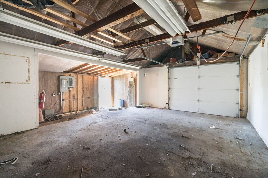 More Photos Of 1816 Larchwood Dr, Troy Warehouse For Sale