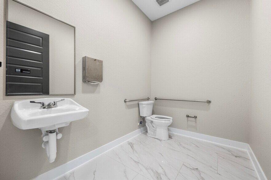 More Photos Of 213 Bella Katy Dr, Katy Medical For Lease