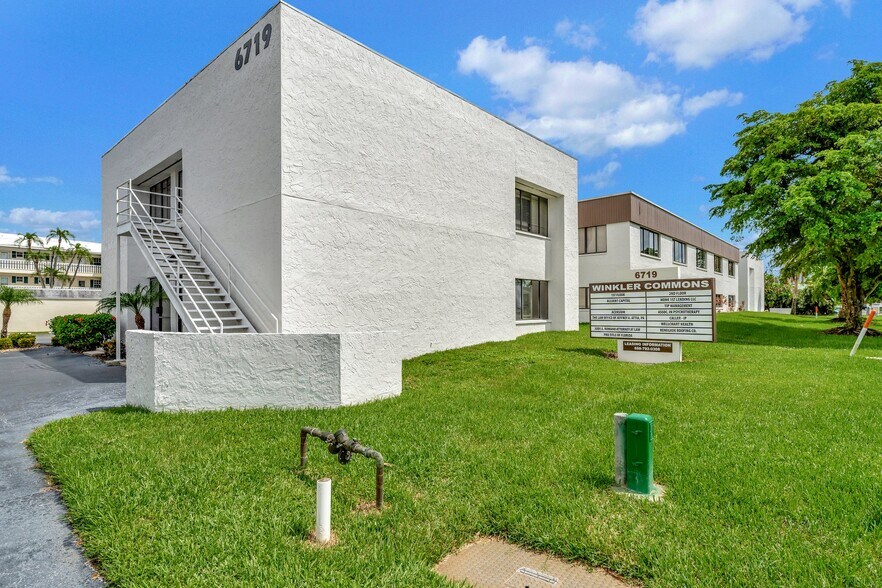 More Photos Of 6719 Winkler Rd, Fort Myers Office For Lease