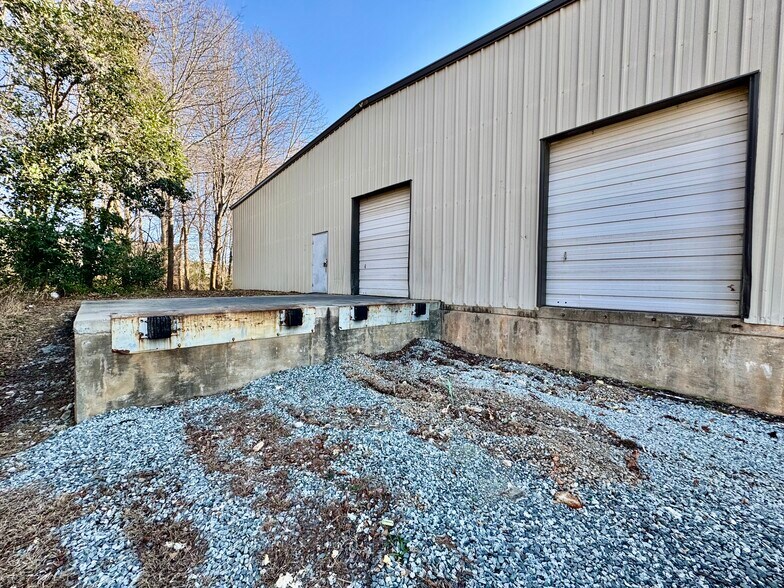 More Photos Of 117-D Liberty Dr, Thomasville Warehouse For Lease