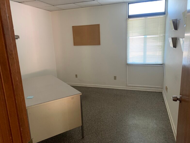 More Photos Of 1321 US Hwy 41 N, Calhoun Office For Lease