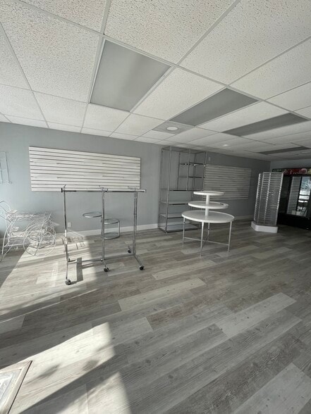 More Photos Of 405 Rusk St, Newton Storefront Retail Office For Sale