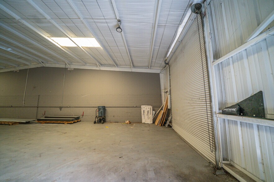 More Photos Of 2312 Bruner Ln, Fort Myers Warehouse For Lease