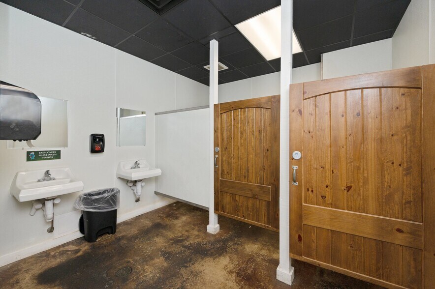 More Photos Of 1296 N Ferdon Blvd, Crestview Restaurant For Sale