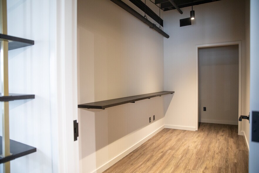 More Photos Of 443 E Grand Ave, Beloit Storefront Retail Office For Lease