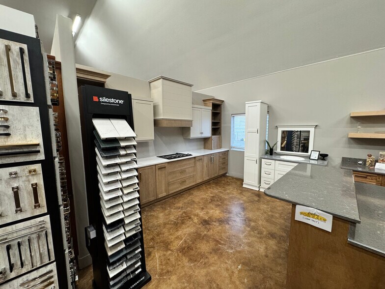More Photos Of 160 Kelly Rd, Kalispell Flex For Lease