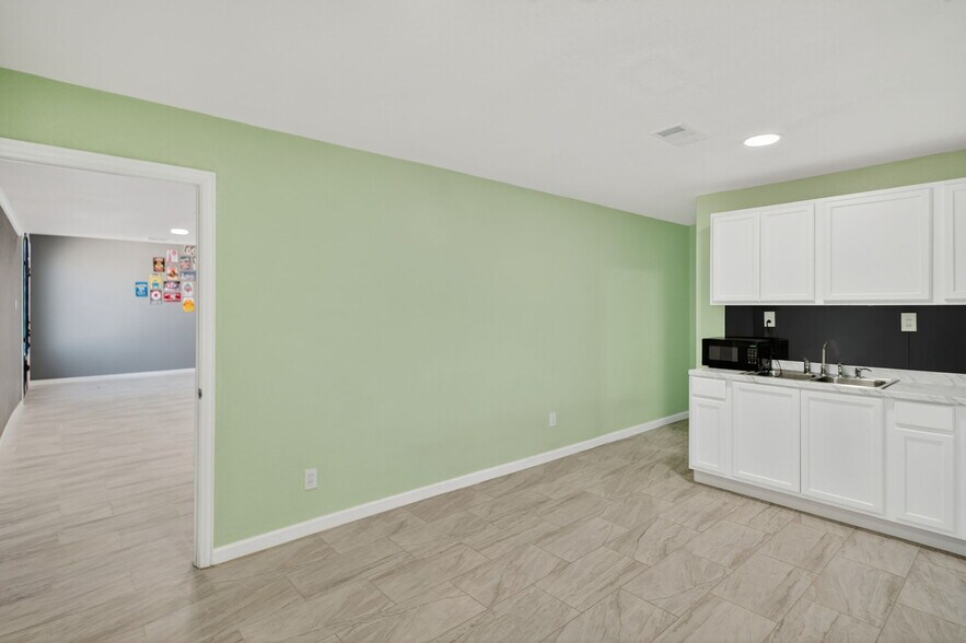 More Photos Of 11010 W Joan Dr, Odessa Warehouse For Lease