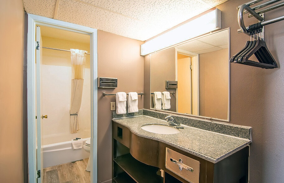More Photos Of 2224 N White Sands Blvd, Alamogordo Hotel For Sale