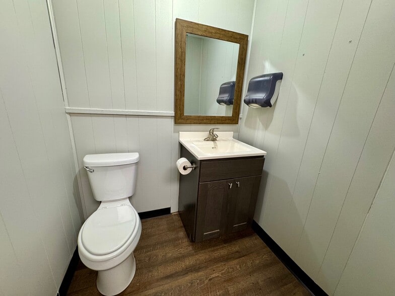 More Photos Of 8516 W Reno Ave, Oklahoma City Manufacturing For Sale