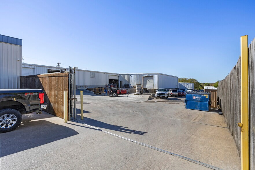 More Photos Of 913 N Belt Line Rd, Irving Distribution For Sale