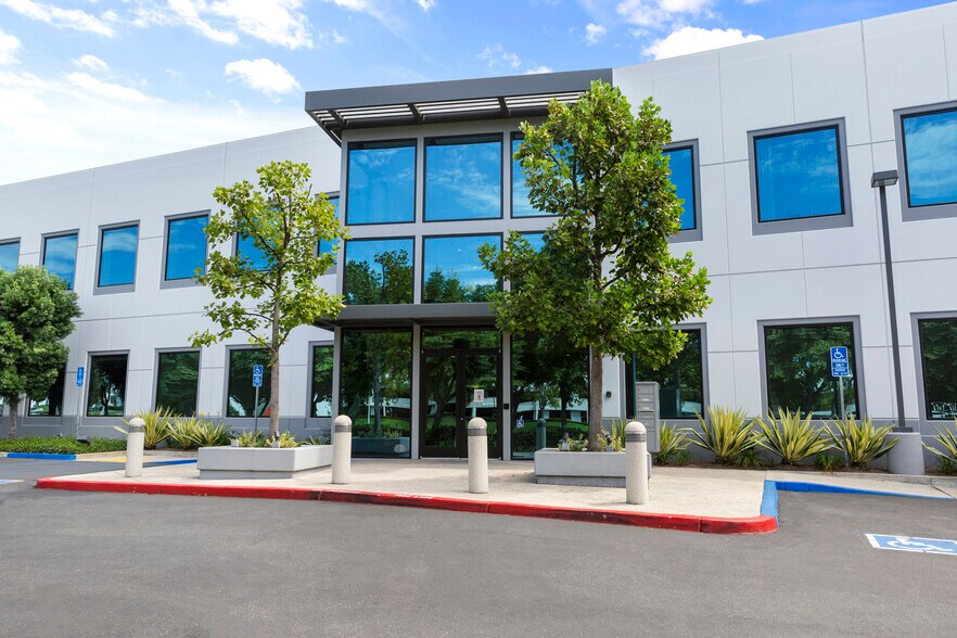 More Photos Of 8 Hughes, Irvine Office For Lease