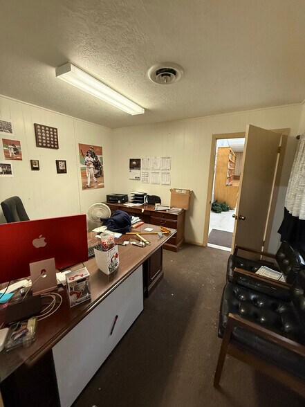 More Photos Of 306 N Wells St, Edna Office For Sale