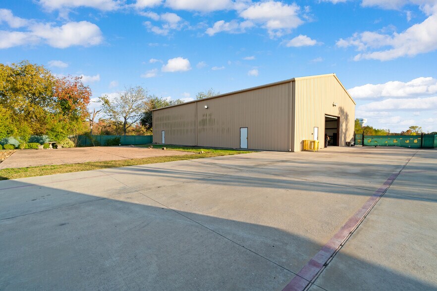 More Photos Of 207 W Archer Rd, Baytown Warehouse For Sale