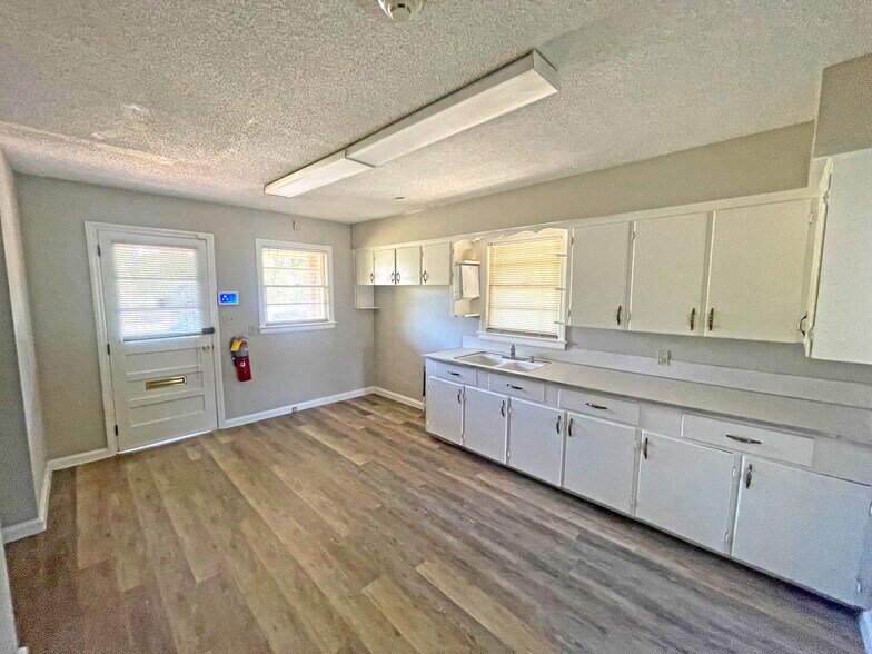 More Photos Of 1924 Warm Springs Rd, Columbus Medical For Sale