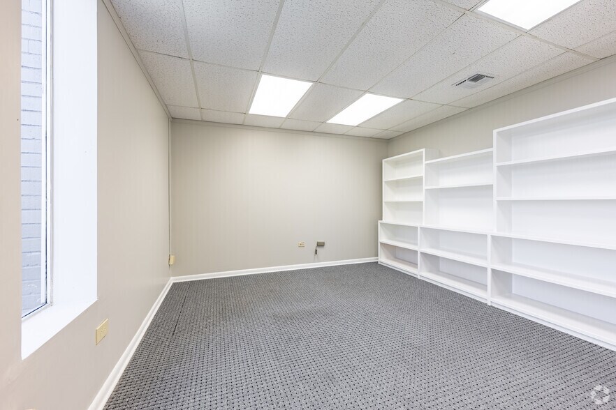 More Photos Of 403 W Admiral Doyle Dr, New Iberia Distribution For Sale