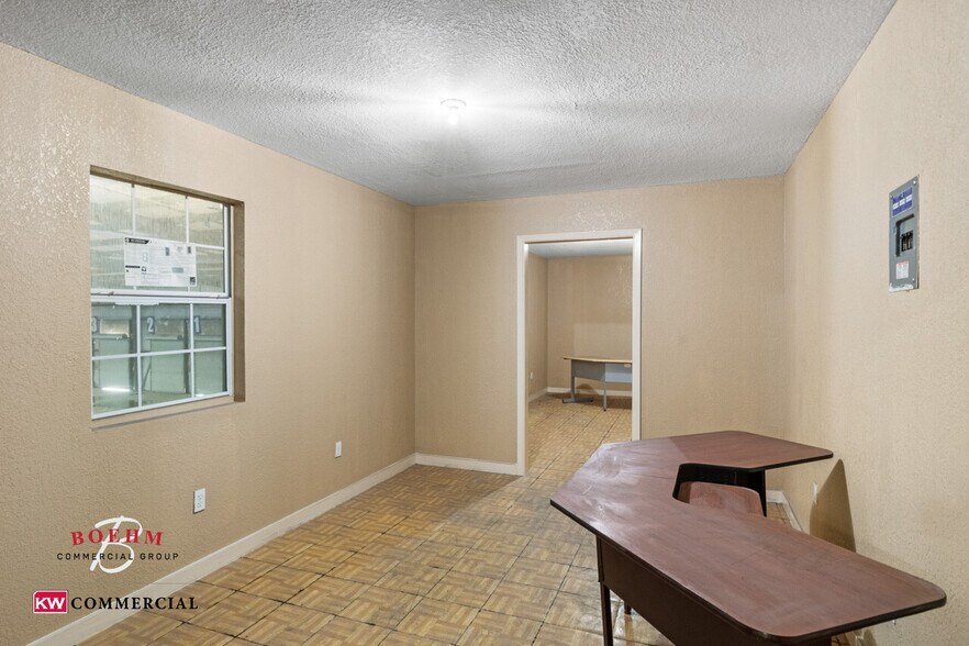 More Photos Of 100 Lupita Cir, Del Rio Distribution For Sale