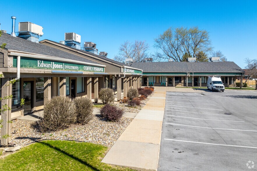 More Photos Of 7501-7611 Douglas Ave, Urbandale Unknown For Lease