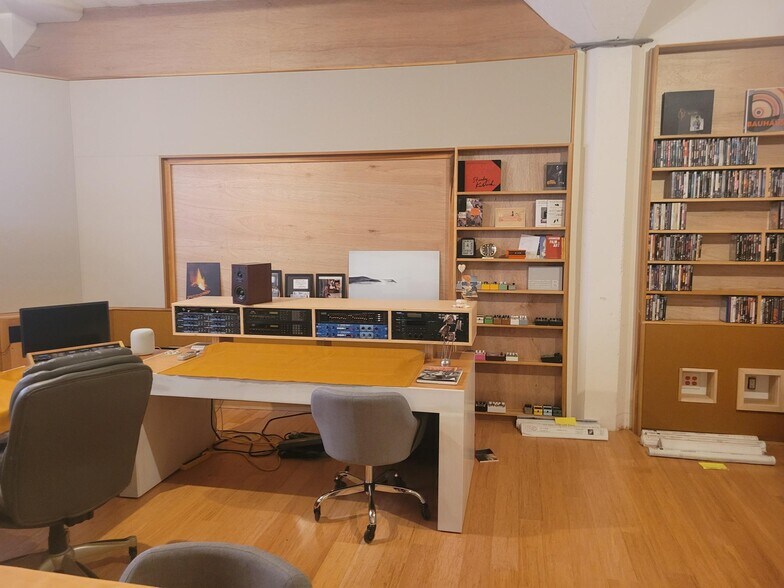 More Photos Of 405 Towne Ave, Los Angeles Showroom For Sale