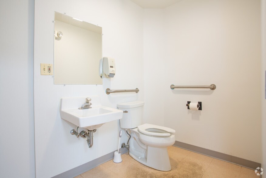 More Photos Of 1701 Quincy Ave, Naperville Light Distribution For Lease