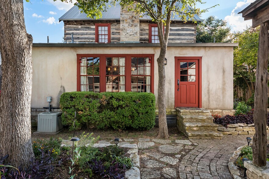 More Photos Of 104 E Austin St, Fredericksburg Storefront Retail Residential For Sale