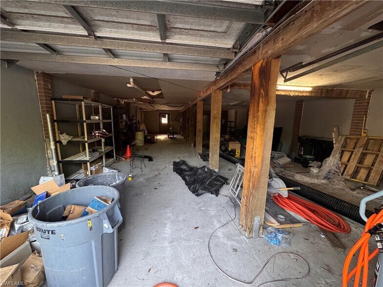 More Photos Of 1825 Washburn Ave, Naples Showroom For Lease