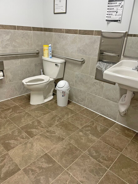 More Photos Of 38410 5th St W St, Palmdale Medical For Lease