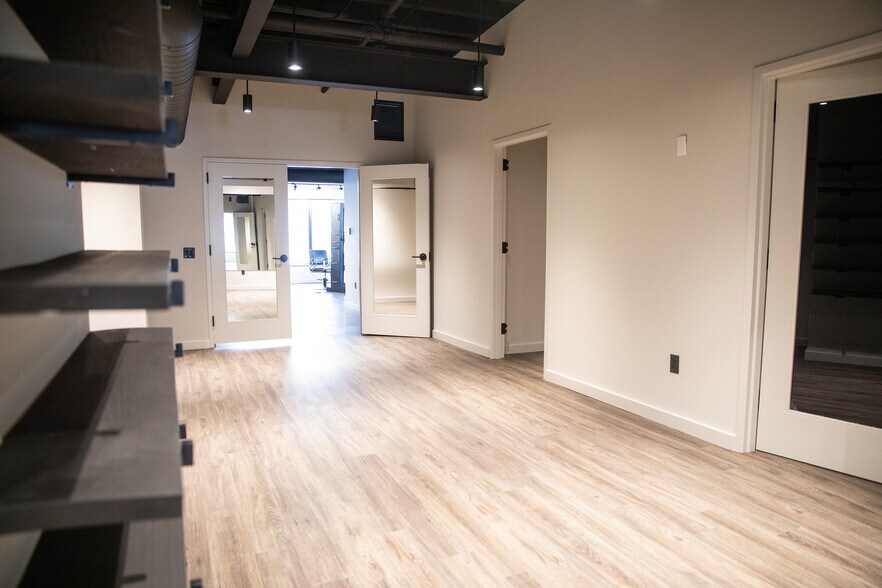 More Photos Of 443 E Grand Ave, Beloit Storefront Retail Office For Lease
