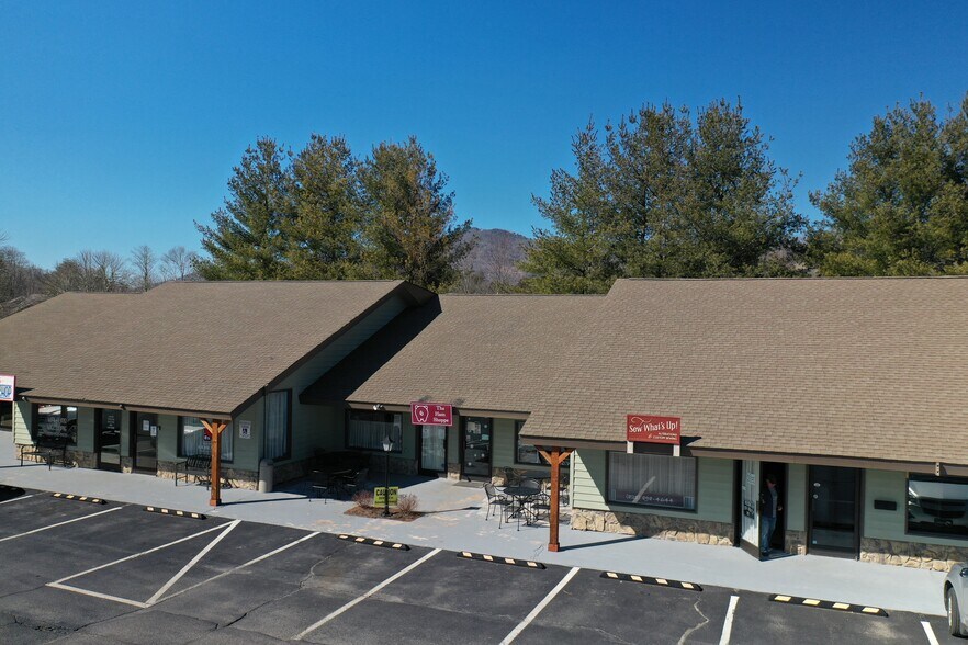 More Photos Of 102 High Country Sq, Banner Elk General Retail For Lease