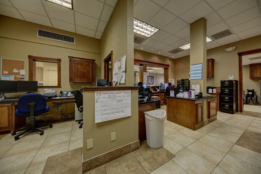 More Photos Of 501 E Washington Ave, Navasota Medical For Sale
