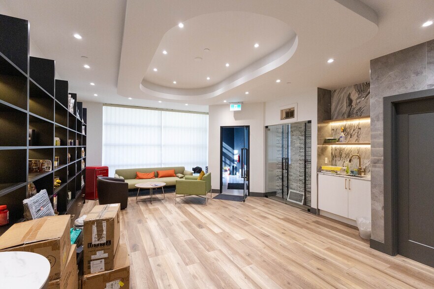 More Photos Of 3871 N Fraser Way, Burnaby Showroom For Sale