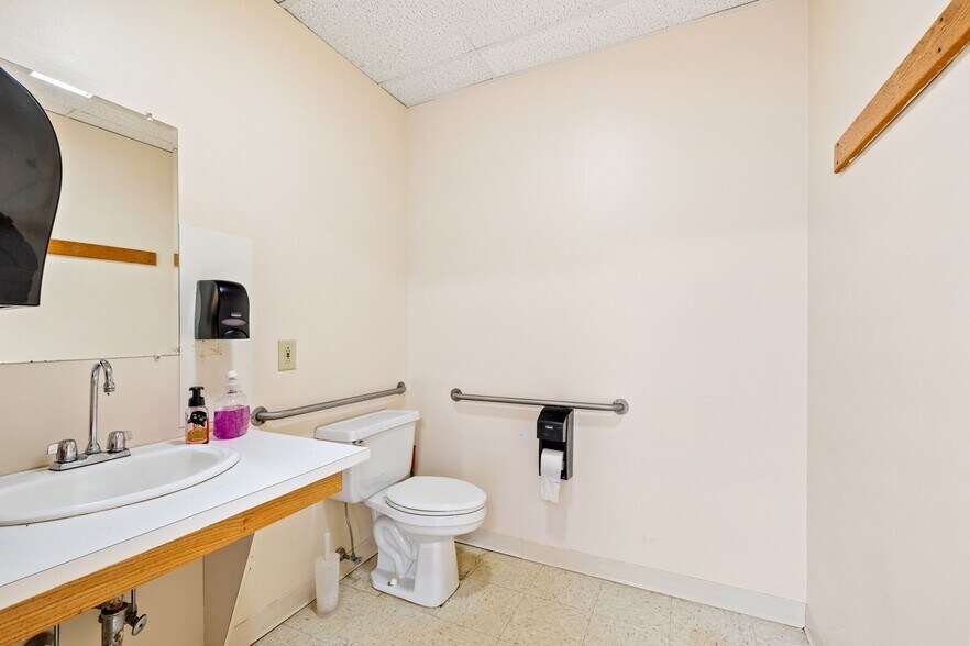 More Photos Of 1637 Mineral Spring Ave, North Providence Medical For Lease