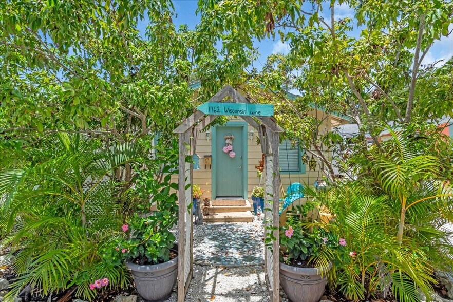 More Photos Of 1760 Wisconsin Ln, Sarasota Multifamily For Sale