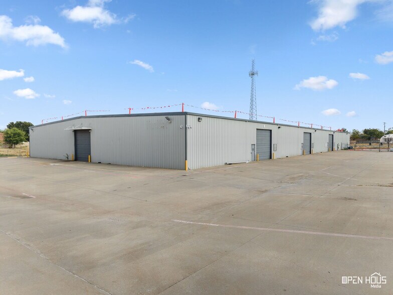 More Photos Of 2701 Southridge Dr, Wichita Falls Distribution For Lease
