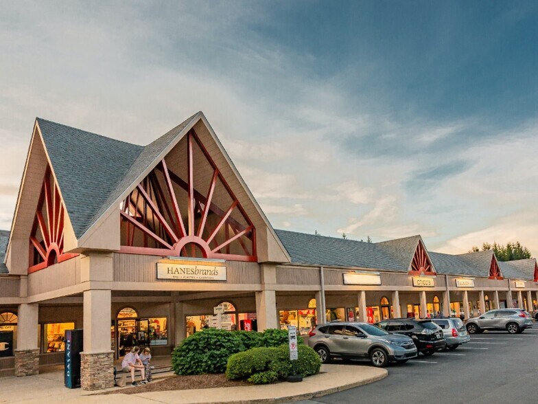 More Photos Of 278 Shoppes on the Parkway Rd, Blowing Rock Unknown For Lease