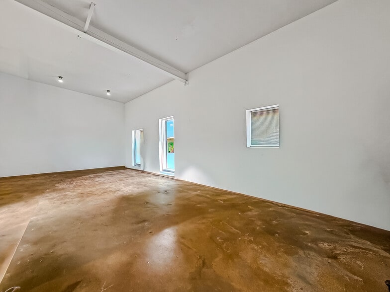 More Photos Of 3801 Saturn Rd, Corpus Christi Warehouse For Sale