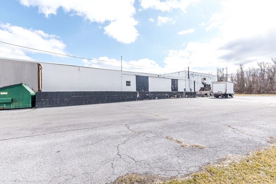 More Photos Of 196 Carlton Dr, Inwood Industrial For Sale