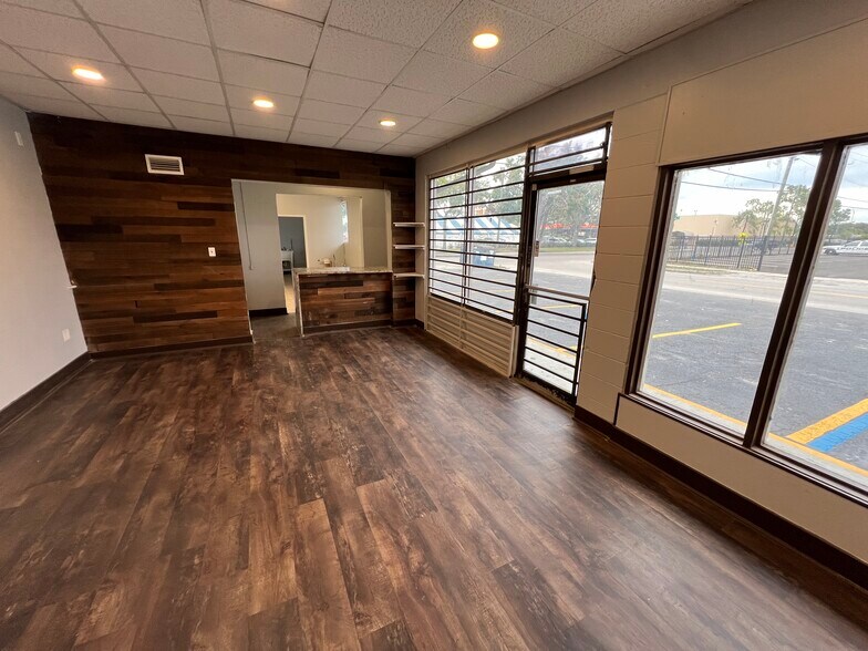 More Photos Of 8610 N Suwanee Ave, Tampa General Retail For Sale