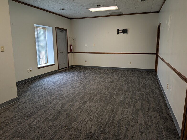 More Photos Of 6745 S Gray Rd, Indianapolis Office For Lease