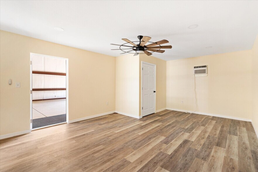 More Photos Of 7112 Marsh Bend Trl, Wildwood Warehouse For Lease