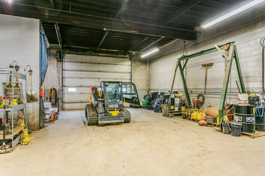 More Photos Of 7912 Yellowhead Trl NW, Edmonton Service For Lease